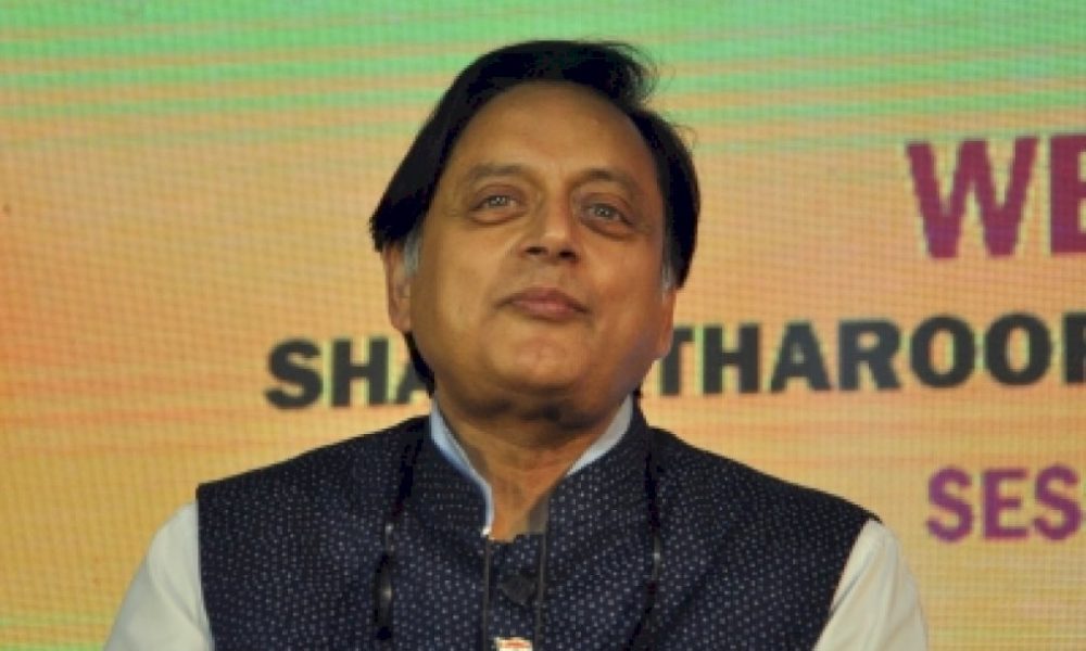 दिल्ली की अदालत ने थरूर पर 5 हजार रुपये का जुर्माना लगाया