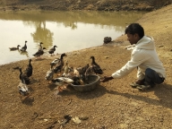 झारखंड : पैरों से लाचार दीपक दूसरों को पैरों पर खड़े होने के लिए कर रहे प्रेरित