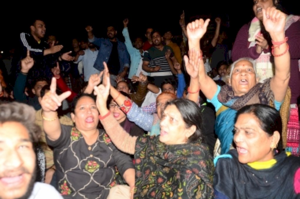 दिल्ली : सीएए विरोधी और समर्थकों के बीच पथराव, 12 घायल