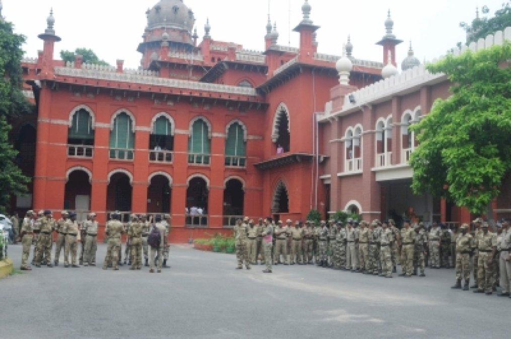 बगैर अनुमति प्रदर्शन कर रहे लोगों को गिरफ्तार करें : मद्रास हाईकोर्ट