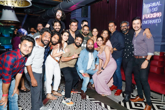 ‘द फैमिली मेन 2’ की शूटिंग हुई खत्म, टीम ने मनाया जश्न