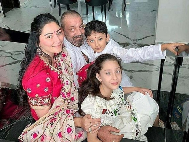 संजय दत्त को आई पत्नी, बच्चों की याद