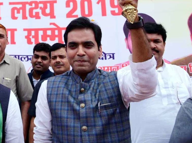 रक्षामंत्री के विधायक विधायक बेटे पंकज सिंह कोरोंना पॉजिटिव