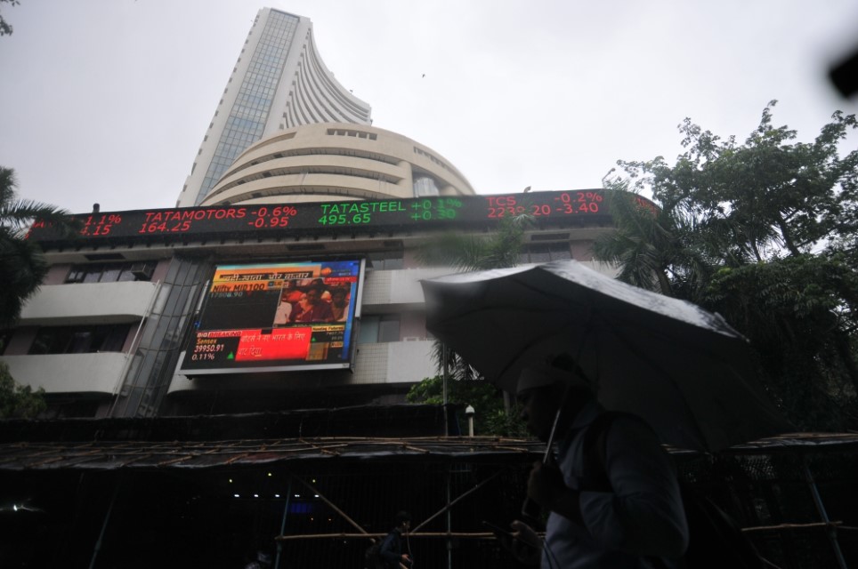 सेंसेक्स 39,044 पर बंद हुआ, निफ्टी में 82 अंकों की बढ़त
