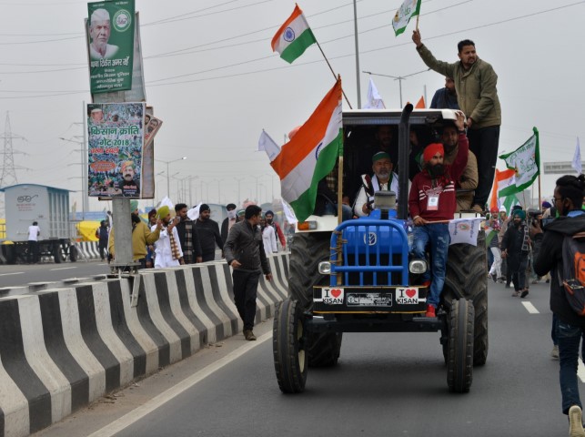 किसानों ने कहा, ट्रैक्टर रैली की अनुमति मिली, पुलिस ने कहा, अभी जारी है बातचीत
