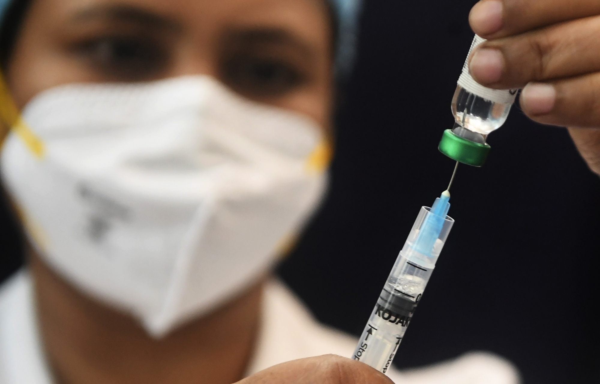 झारखंड के स्वास्थ्य मंत्री कोविड वैक्सीन की पहली खुराक लेंग