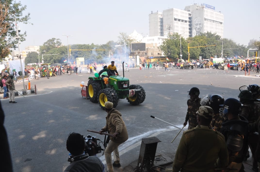 फर्जी खबरें फैलाने के आरोप में ‘द कारवां’ मैग्जीन के खिलाफ मामला दर्ज