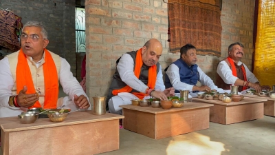 अमित शाह ने बंगाल में शरणार्थी के घर खाया खाना