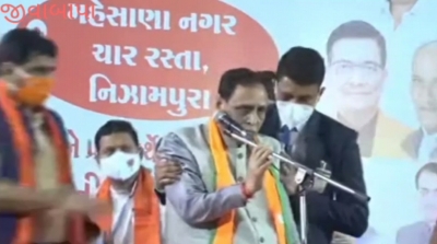 गुजरात के मुख्यमंत्री रैली में मंच पर गिर पड़े, अस्पताल ले जाए गए