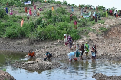 बुंदेलखंड में पानी की खातिर महिलाओं का पहाड़ी काटना बना मिसाल