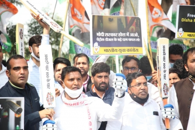 युवा कांग्रेस का स्मृति ईरानी के आवास पर प्रदर्शन, पेट्रोल-डीजल की बढ़ती कीमतों पर हल्लाबोल
