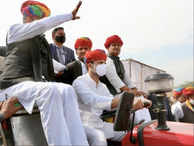राहुल गांधी ने राजस्थान में ट्रैक्टर चलाया