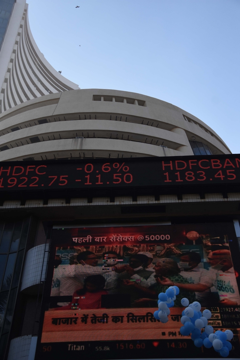 शेयर बाजार में रहा भारी उतार-चढ़ाव, सपाट बंद हुए सेंसेक्स, निफ्टी