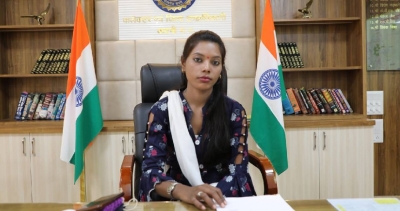 कटनी में मनचलों से भिड़ने वाली अर्चना बनीं एक दिन की कलेक्टर