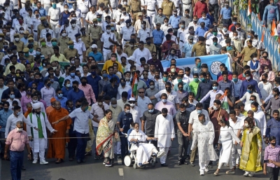 ममता ने कोलकाता में व्हीलचेयर पर किया 5 किलोमीटर लंबा रोड शो
