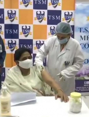 मायावती ने लगवाई कोरोना वैक्सीन, बोलीं-गरीबों को लगे मुफ्त टीका