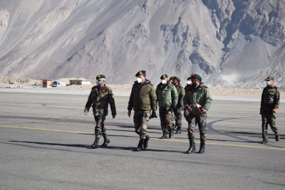 सेना प्रमुख ने सुरक्षा स्थिति की समीक्षा के लिए सियाचिन और लद्दाख का दौरा किया