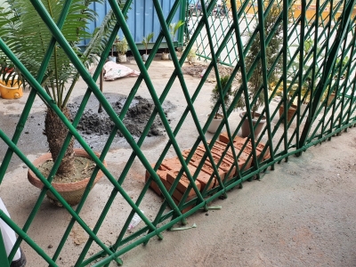 आंदोलनकारी किसानों ने आंधी से बचने को टेंट के बाहर बनाई पक्की दीवार