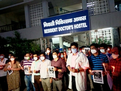दिल्ली के रेजिडेंट डोक्टरों ने मध्यप्रदेश के डॉक्टरों के समर्थन में निकाला कैंडल मार्च