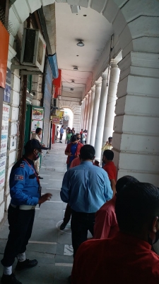नई दिल्ली: बाजार खुलने से पहले कनॉट प्लेस मार्किट के कर्मचारियों का टीकाकरण