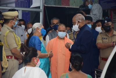 राष्ट्रपति पहुंचे कानपुर, राज्यपाल और मुख्यमंत्री ने किया स्वागत
