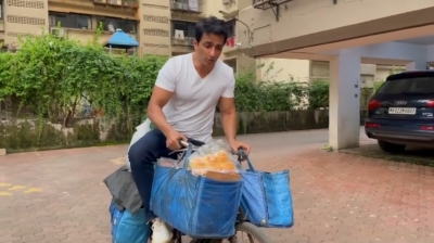 साइकिल पर सोनू सूद बेच रहे हैं अंडा और ब्रेड