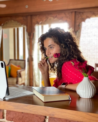 आज के जमाने में बिना कम्प्टीशन और स्ट्रेस के कोई भी इंडस्ट्री नहीं है : तापसी पन्नू