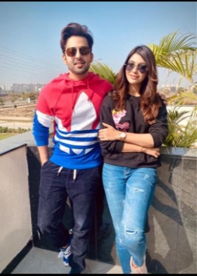 कश्मीर में शूटिंग के दौरान हिमांश कोहली को पुचकारती नजर आईं आकांक्षा पुरी