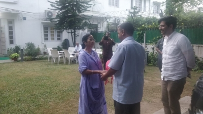 केजरीवाल मिले ममता बनर्जी से, बोले-राजनीतिक मुद्दों पर हुई बात
