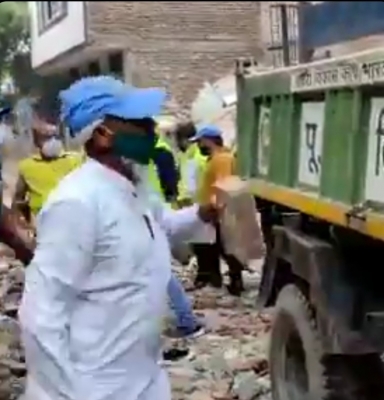 पूर्वी दिल्ली के नंद नगरी इलाके में ढाई मंजिला इमारत गिरने से 3 लोग घयाल, 1 की मौत