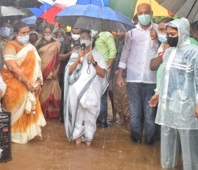 बंगाल में बाढ़ की स्थिति बिगड़ी, पीएम मोदी ने की ममता से बात