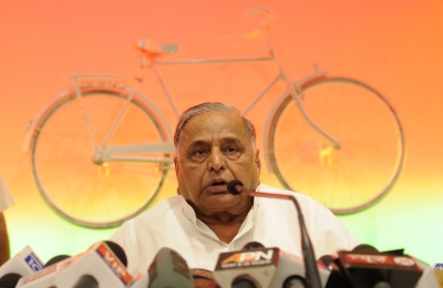 मुलायम सिंह पहुंचे अचानक सपा मुख्यालय, कार्यकर्ताओं को दिया जीत का मंत्र