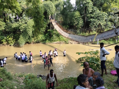 असम में लटकता पुल गिरा, 24 स्कूली छात्र घायल