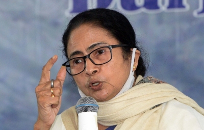 ममता ने कुर्सियांग में टहलते समय सड़क किनारे लगे स्टॉल पर चाय पी
