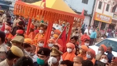 सीएम योगी की अगुवाई में गोरखनाथ मंदिर से निकली पारंपरिक शोभायात्रा