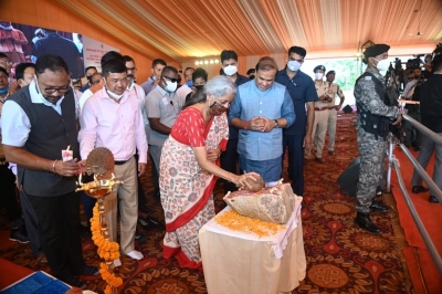 सीतारमण ने असम में एडीबी सहायता प्राप्त परियोजनाओं की नींव रखी