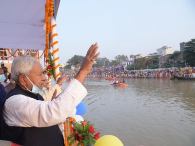 नीतीश पहुंचे पटना छठ घाट, कहा, मुझे खुशी है अच्छी संख्या में लोग छठ में शामिल हुए