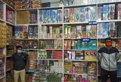यूपी में पटाखा प्रतिबंधित होने से व्यापारी परेशान