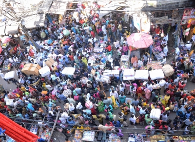 दिल्ली : सदर बाजार में दिवाली से पहले उमड़ी भारी भीड़, कोरोना नियमों का उड़ा मजाक