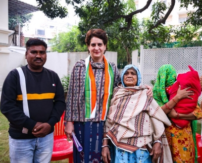 हिरासत में मरे सफाई कर्मचारी के परिवार से मिलीं प्रियंका