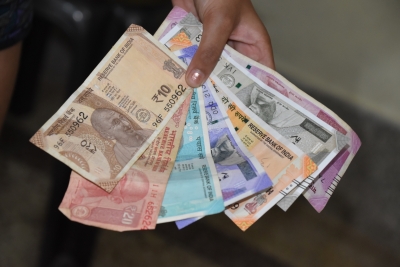 ओमिक्रॉन की आशंकाओं से तेल की कीमतें घटीं, रुपया अभी कमजोर रहेगा