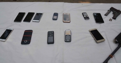 कश्मीर में साइबर पुलिस ने बरामद किये लाखों के स्मार्टफोन, मालिक को लौटाए