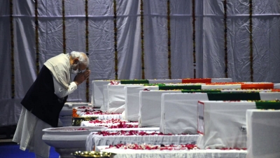 प्रधानमंत्री हवाई दुर्घटना में मारे गए लोगों को श्रद्धांजलि देने पालम हवाईअड्डे पहुंचे