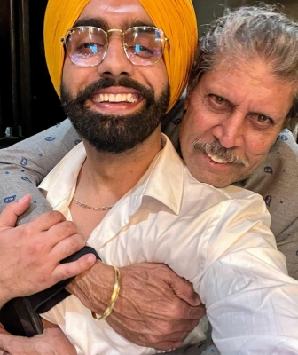 फैनबॉय एमी विर्क ने 1983 के सितारों के साथ फोटो शेयर की
