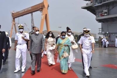 राष्ट्रपति ने नौसेना संचालन का डेमो देखा, कोच्चि में आईएसी विक्रांत का किया मुआयना