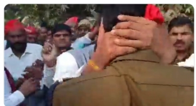 सपा विधायक प्रभुनारायण यादव ने सीओ के सिर पर अपना सिर दे मारा, विधायक सहित दो नामजद और डेढ़ सौ अज्ञात पर एफआईआर