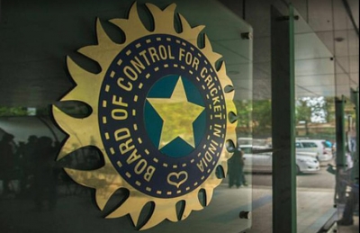आईपीएल 2022 : आरसीबी के फैन ने अपनी विंटेज कार का किया मेकओवर