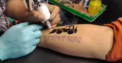 यूपी चुनाव से बढ़ा बुलडोजर का क्रेज, बनारस में युवा बनवा रहे टैटू