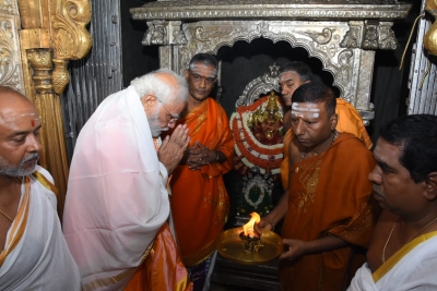 कर्नाटक में मोदी ने की मां चामुंडेश्वरी की पूजा की, मैसूर योग दिवस के लिए तैयार