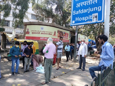 सफदरजंग अस्पताल के बाहर महिला की डिलीवरी पर 5 डॉक्टरों को ड्यूटी से हटाया गया